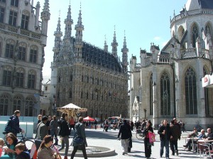 Glavni trg s vije nicom i crkvom svetog Petra predivnim primjerima goti ke arhitekture