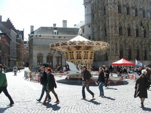 Predivan spoj starog i novog - na glavnom trgu vrtuljak