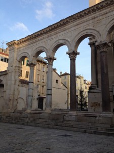 Unutar pala e hodnik sada ulica