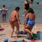 tfMfdPj_Dicke-fette-Frauen-im-Badeanzug-am-Stran